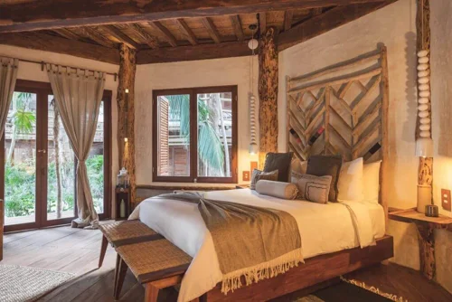 Cama En Cabaña De Hotel Con Vistas A Jardin Gardenview